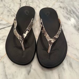 Olulkai women’s sandals size 8, like new